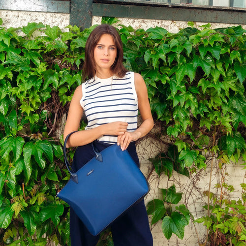 Jolly Uppeal™ & nylon recyclé Bleu marine, grand cabas vegan bleu marine, porté par un mannequin, de face