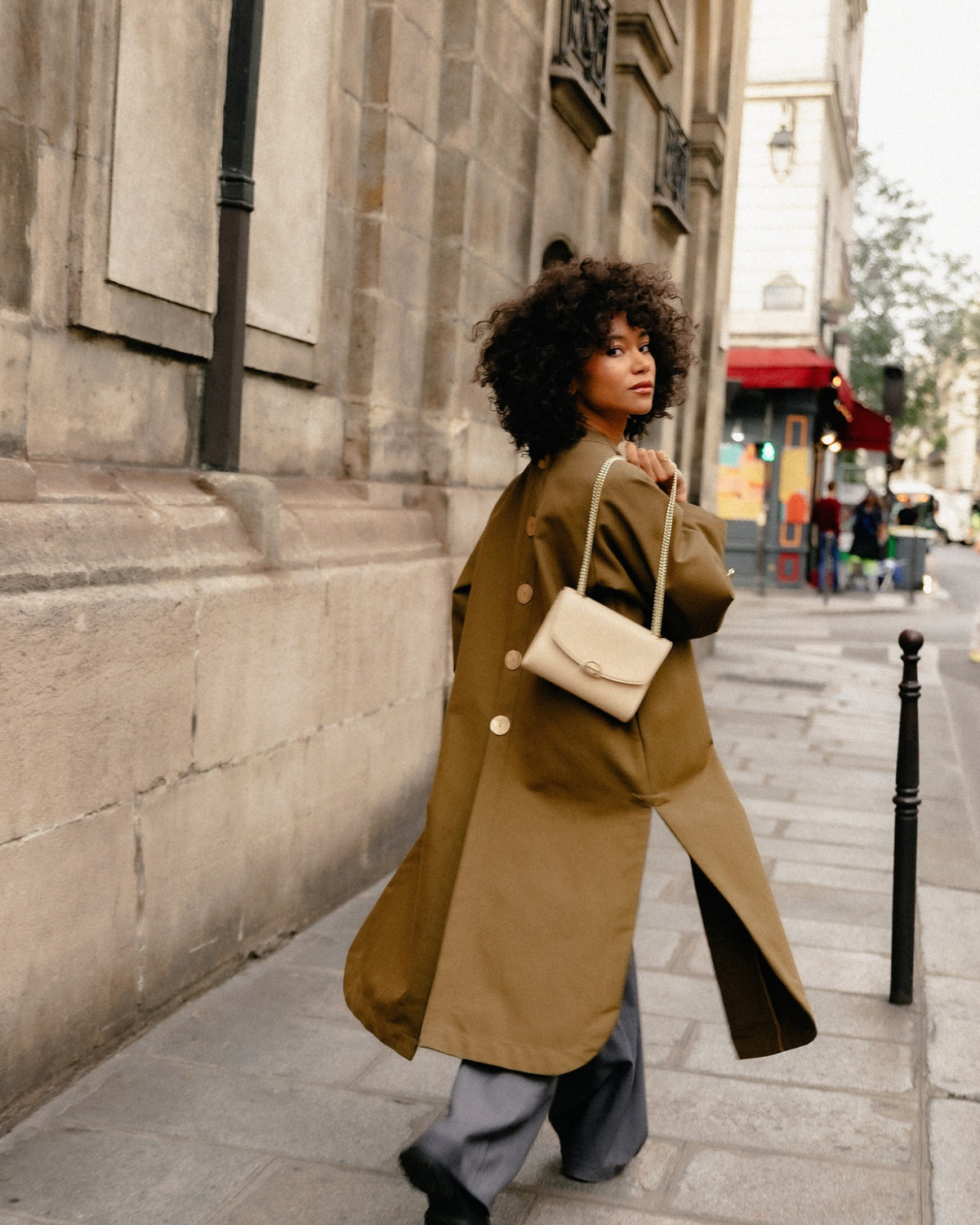 Sac à main Mini Paname Bambou Sable Ashoka Paris en cuir de bambou, porté épaule
