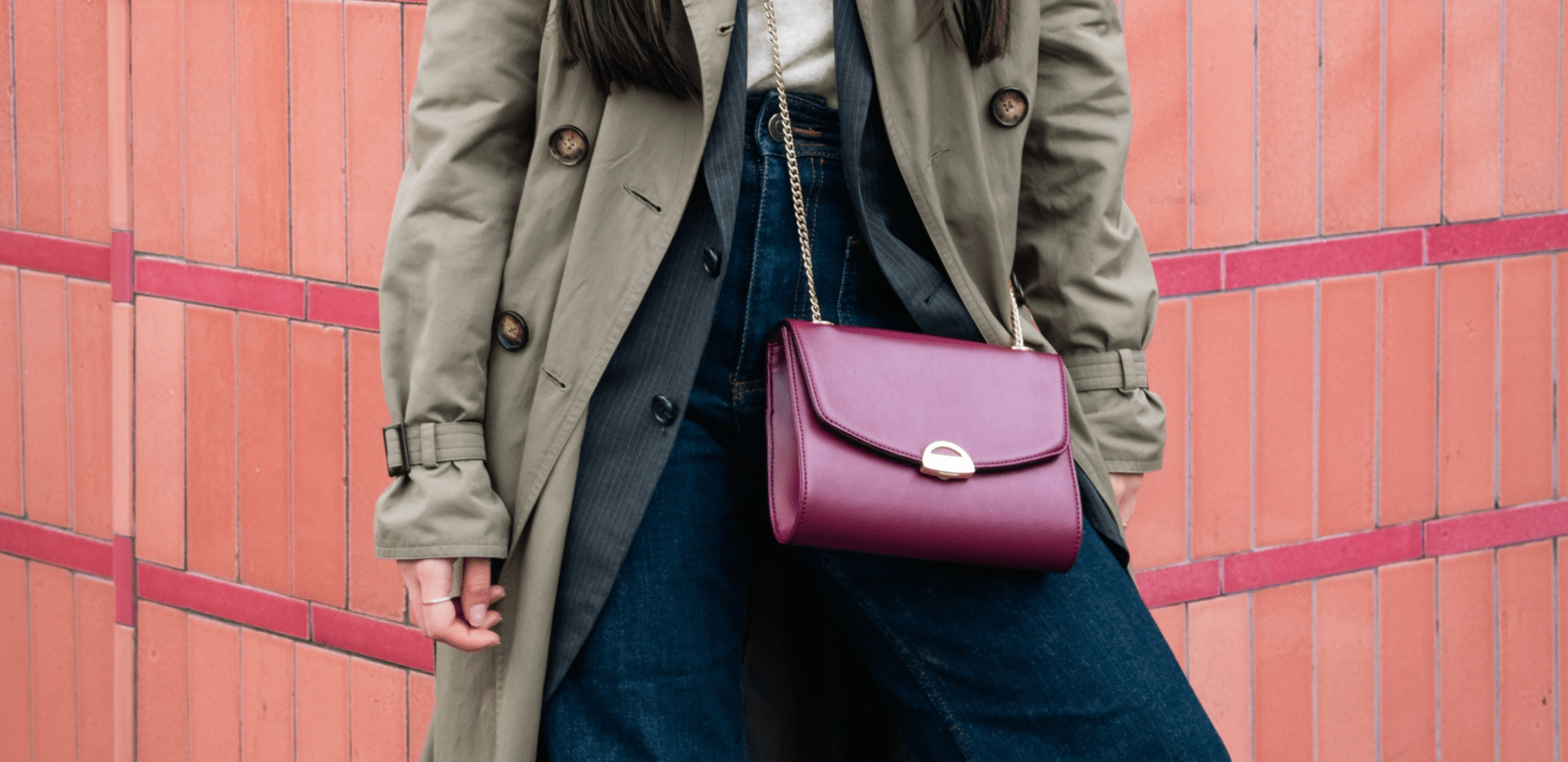 Sac vegan Mini Paname en cuir de pomme porté par une femme parisienne sur fond brique représentant la Maison Ashoka Paris