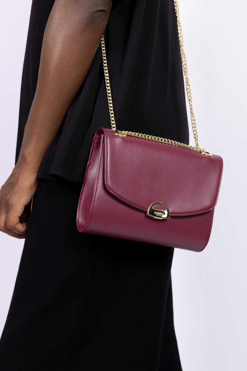 Sac vegan Mini Paname Bordeaux porté – sac éthique et tendance Ashoka Paris