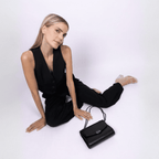 Sac à main vegan noir Ashoka Paris porté avec élégance, modèle Mini Paname effet lézard