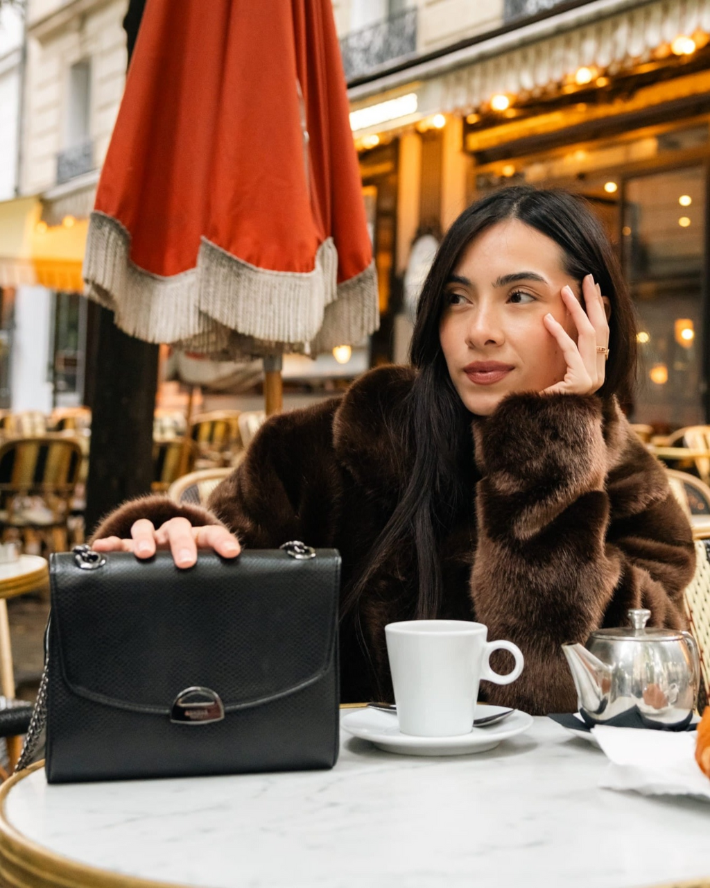 Sac à main Mini Paname Lézard Noir en Uppeal™, porté