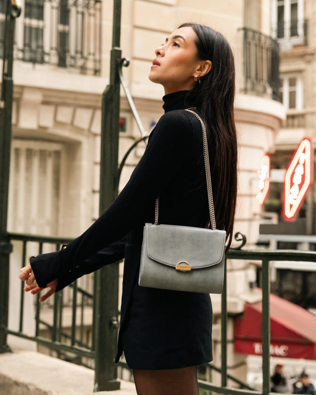 Sac vegan femme bleu-gris effet lézard porté à la main, modèle Mini Paname Ashoka Paris