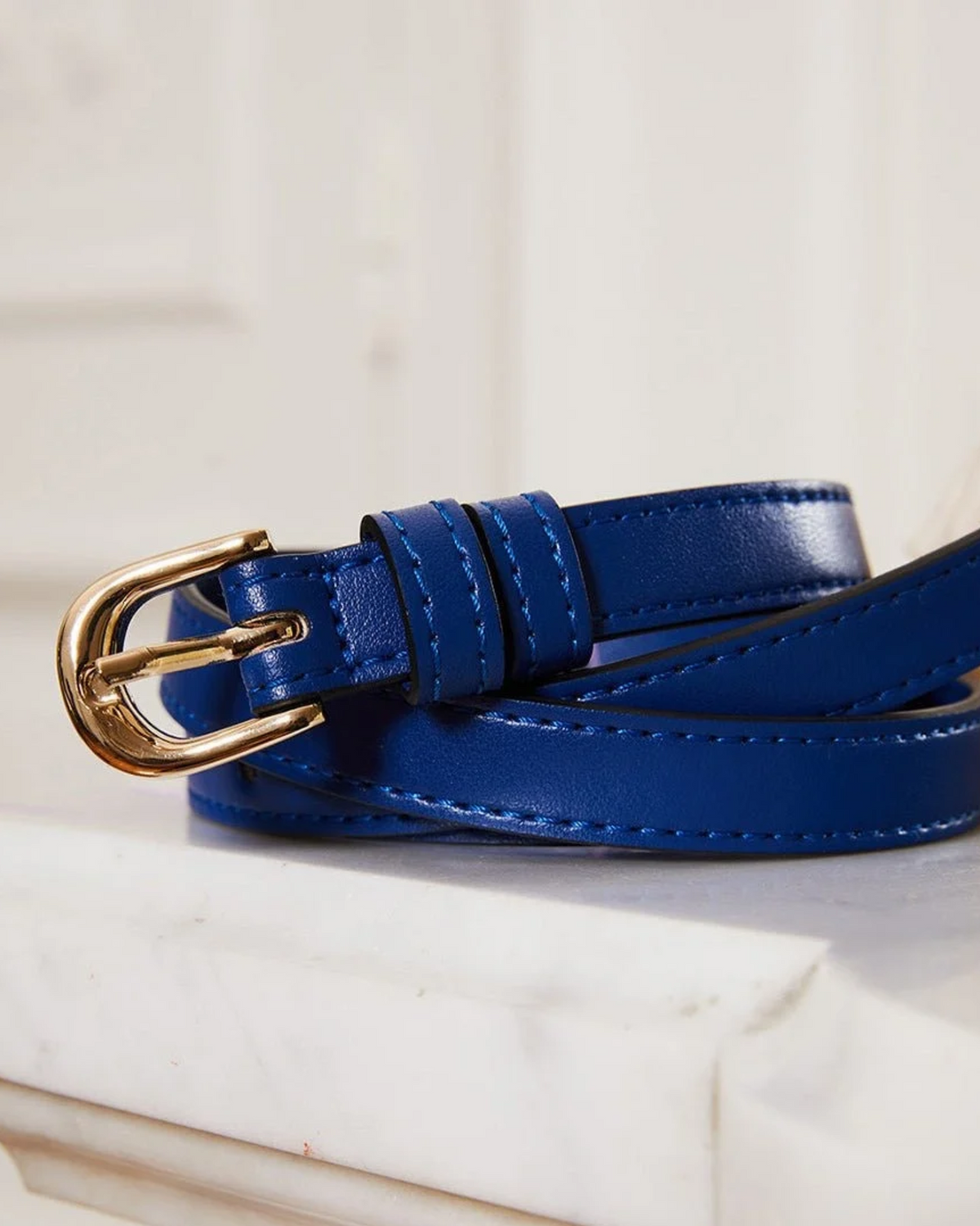 Ceinture femme vegan Uppeal™ bleu électrique portée, boucle en laiton finition or clair