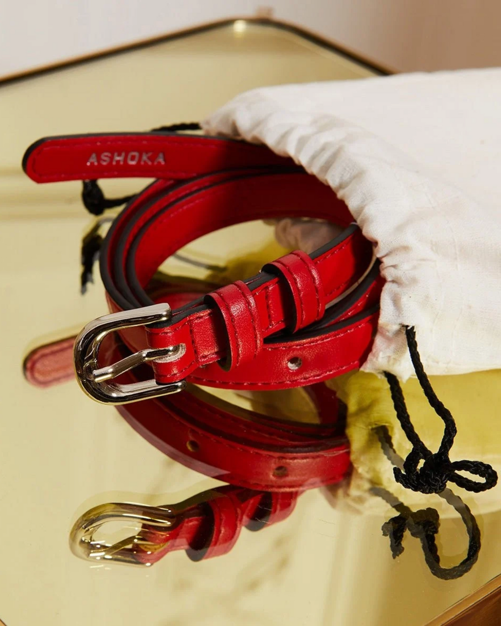 Ceinture femme vegan Uppeal™ rouge portée, boucle à ardillon en laiton finition nickel vernis
