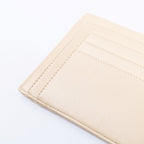 Ashoka Paris porte-cartes femme sable, matière bambou, doublure recyclée, élégance intemporelle.