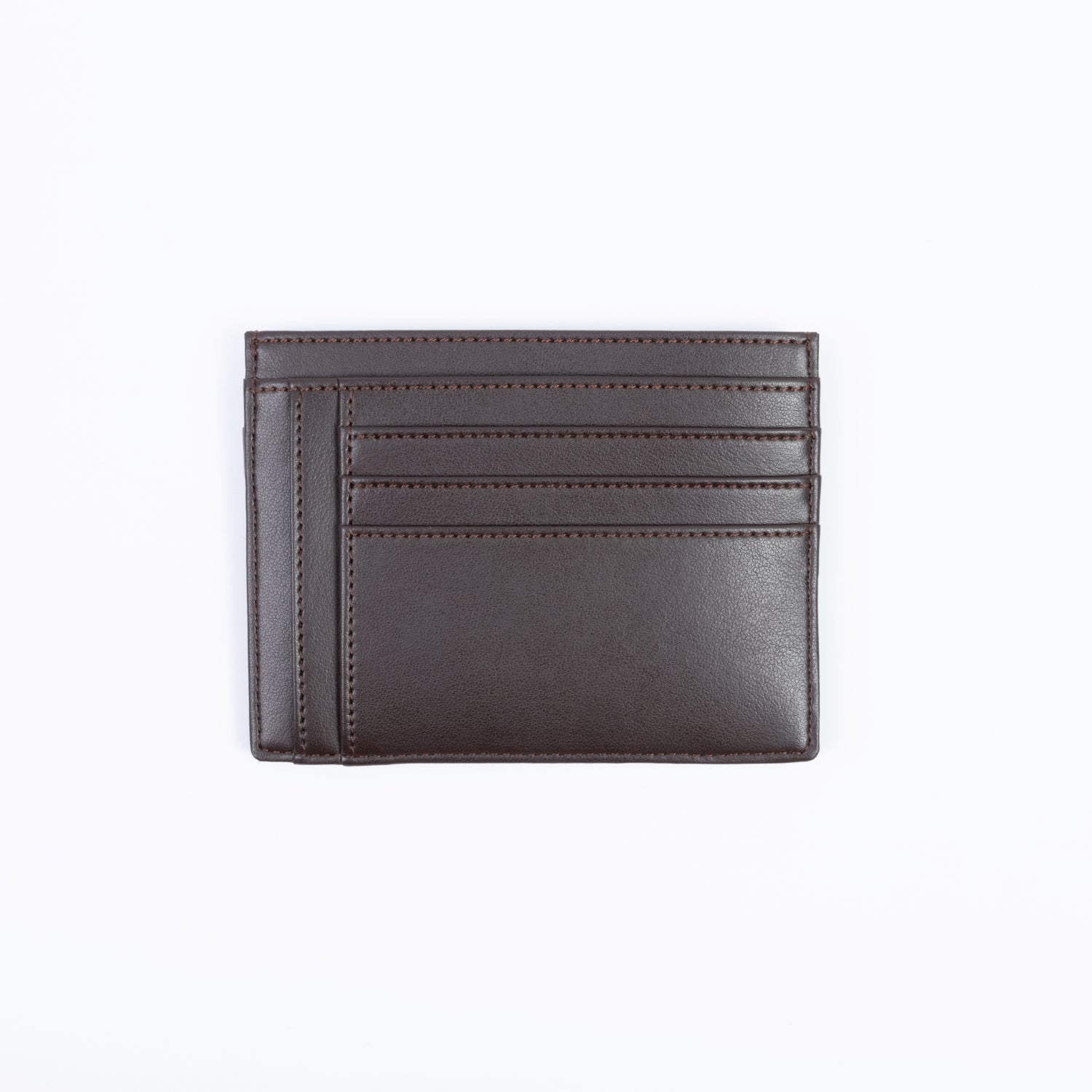 Ashoka Paris propose le porte-cartes femme Uppeal™ marron, pièce intemporelle et cruelty-free.