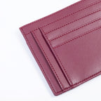 Porte-cartes Uppeal™ femme bordeaux, un accessoire vegan haut de gamme alliant sobriété et durabilité.