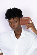 Porte-cartes vegan Uppeal™ pour femme, design sobre et parisien, doublure en bouteilles plastiques recyclées.