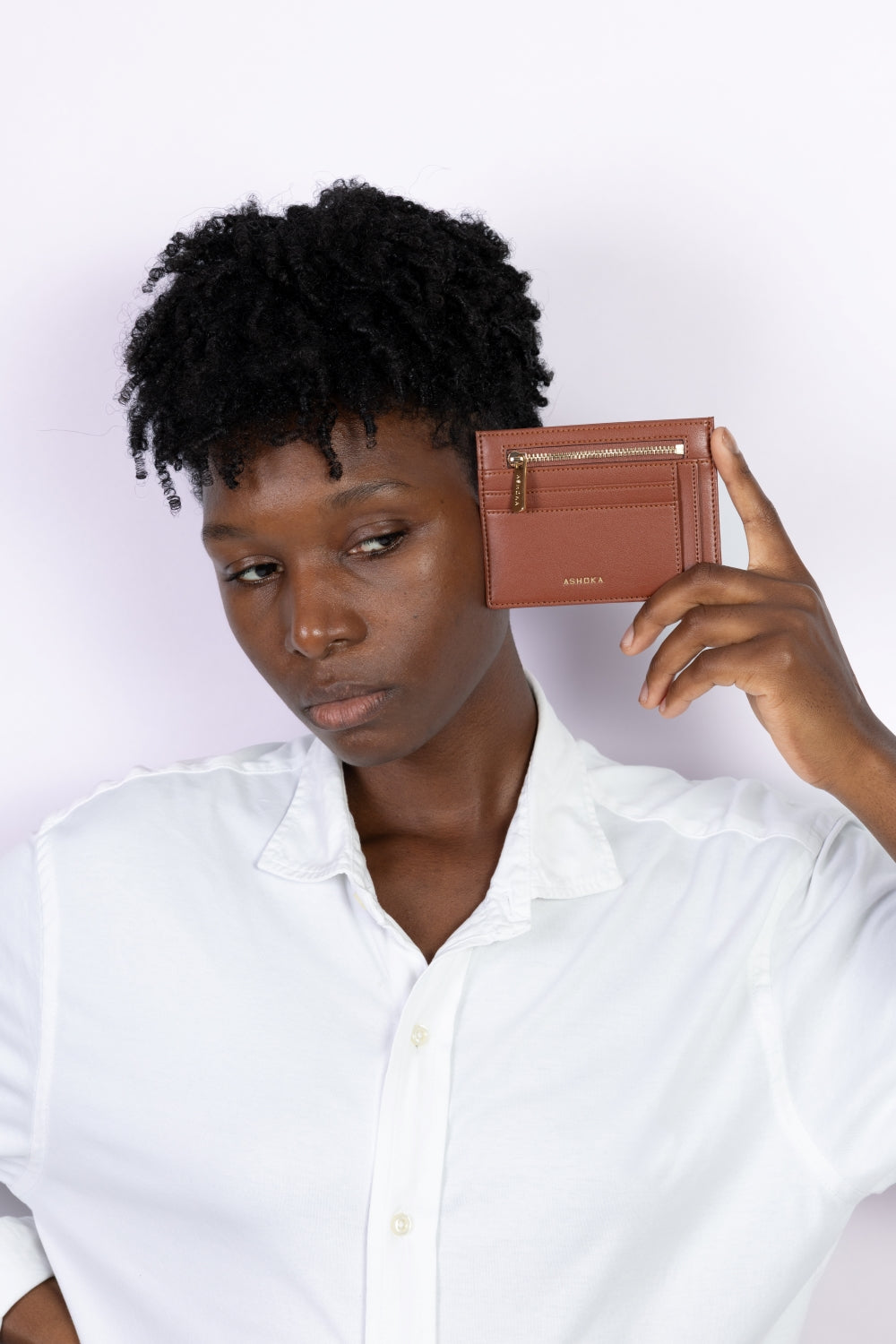 Porte-cartes vegan Uppeal™ pour femme, design sobre et parisien, doublure en bouteilles plastiques recyclées.