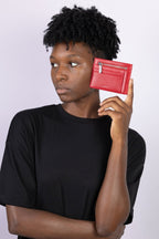 Ashoka Paris porte-cartes femme rouge, matière Uppeal™, doublure recyclée, élégance intemporelle.
