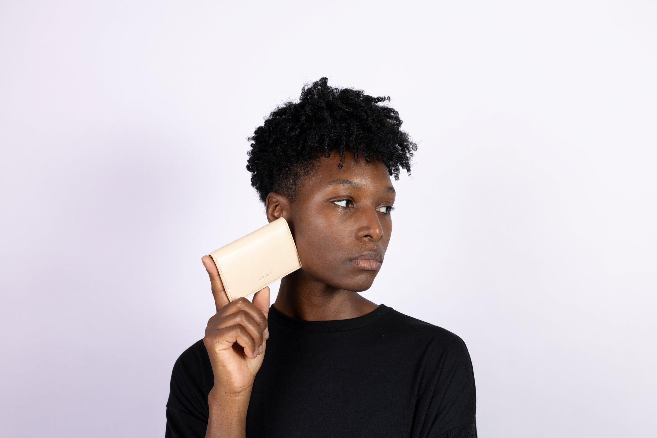 Accessoire de petite maroquinerie vegan : porte-monnaie femme en -design raffiné.