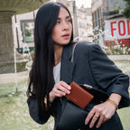 Petite maroquinerie, porte monnaie compact et chic marron signé Ashoka Paris. 