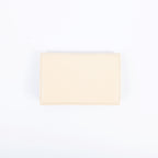 Porte-monnaie aux lignes courbes, modèle femme, design vegan et éthique, parfait pour contenir l’essentiel sans compromis.