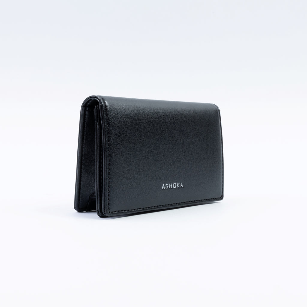 Porte-monnaie vegan noir pour femme, création Ashoka Paris alliant élégance parisienne et conscience écologique.