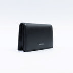 Porte-monnaie vegan noir pour femme, création Ashoka Paris alliant élégance parisienne et conscience écologique.