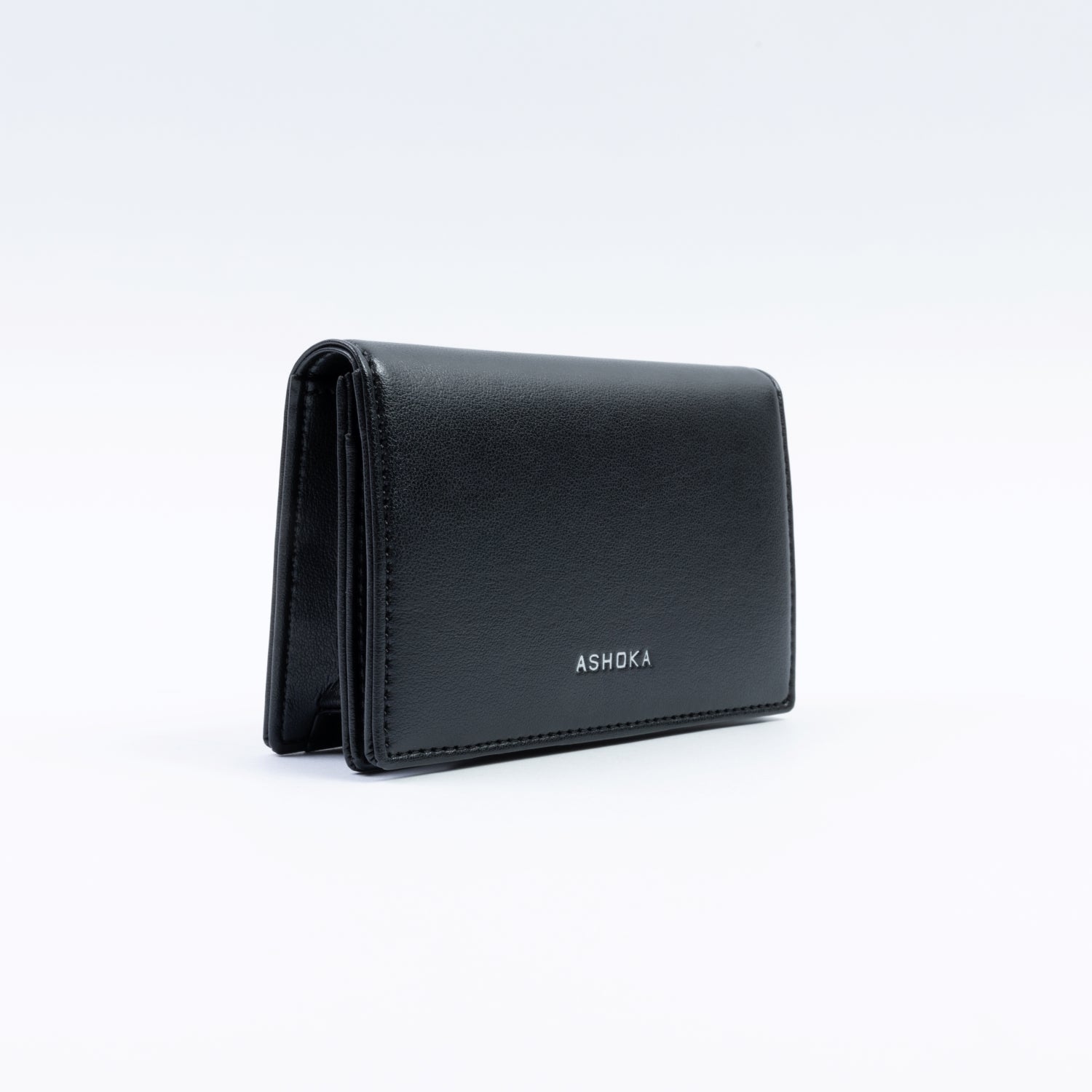 Porte-monnaie vegan noir pour femme, création Ashoka Paris alliant élégance parisienne et conscience écologique.