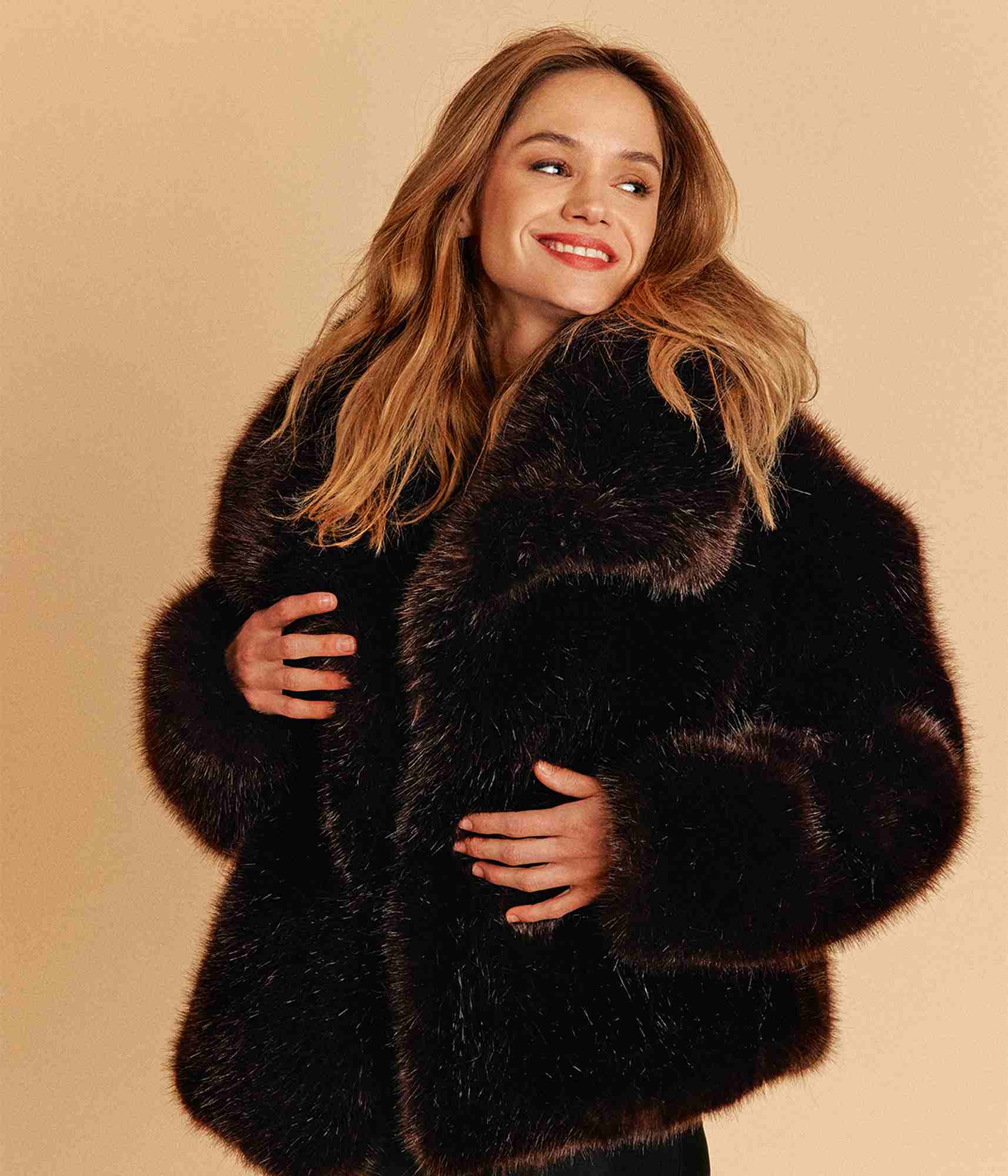 Manteau court à grand col en fausse fourrure vegan Betty chocolat - Made in France 🇫🇷 - Éthique et écoresponsable