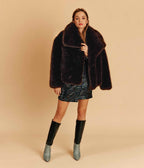 Manteau court à grand col en fausse fourrure vegan Betty chocolat - Made in France 🇫🇷 - Éthique et écoresponsable