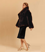 Manteau court à grand col en fausse fourrure vegan Betty chocolat - Made in France 🇫🇷 - Éthique et écoresponsable