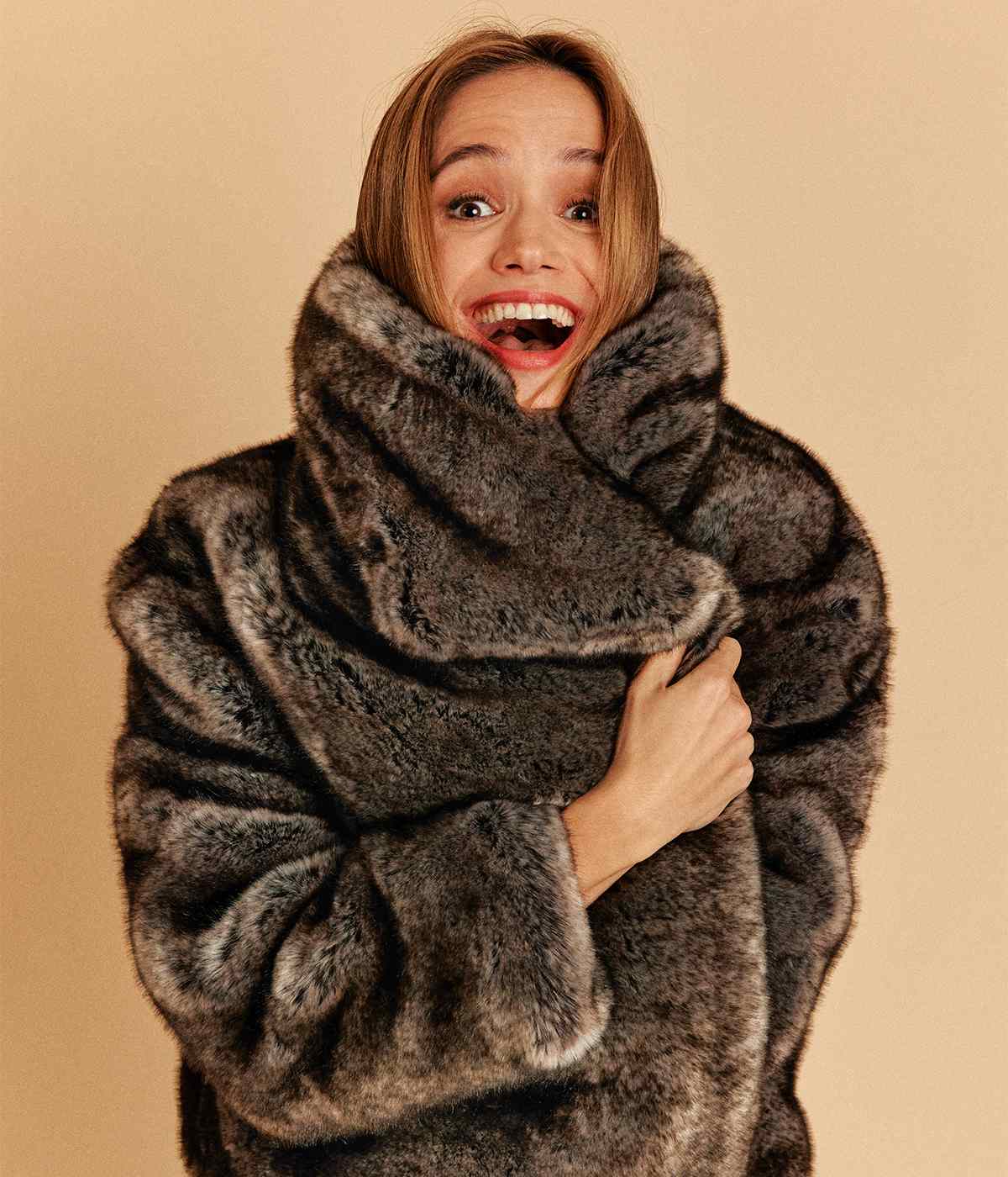 Manteau en fausse fourrure vegan Betty, court à grand col en renard argenté - Made in France 🇫🇷 - Éthique et écoresponsable