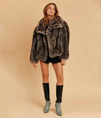 Manteau au grand col, renard argenté en fausse fourrure vegan, Betty, court à grand col en renard argenté - Made in France 🇫🇷 - Éthique et écoresponsable