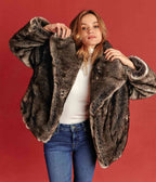 Manteau en fausse fourrure vegan Betty, court à grand col en renard argenté - Made in France 🇫🇷 - Éthique et écoresponsable