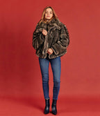 Manteau en fausse fourrure vegan Betty, court à grand col en renard argenté - Made in France 🇫🇷 - Éthique et écoresponsable