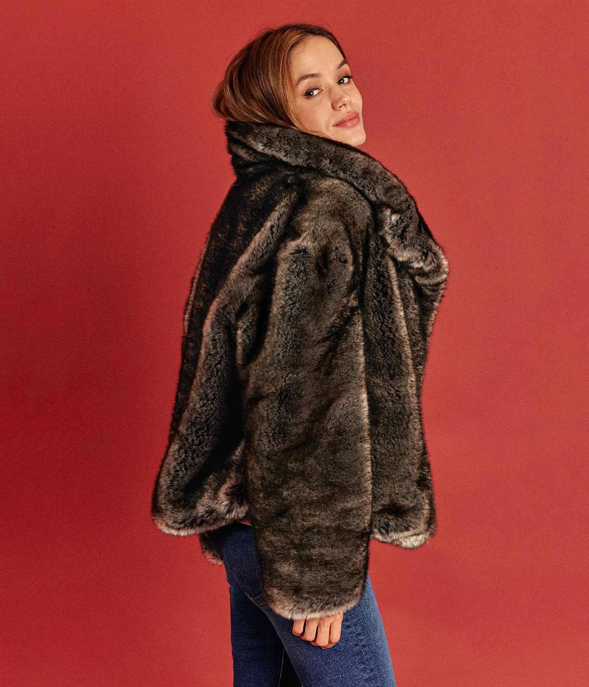 Manteau en fausse fourrure vegan Betty, court à grand col en renard argenté - Made in France 🇫🇷 - Éthique et écoresponsable