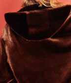 Manteau court à capuche en fourrure vegan chocolat, Tabatha - Made in France 🇫🇷 - Éthique et écoresponsable