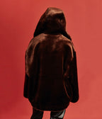 Manteau court à capuche en fourrure vegan chocolat, Tabatha - Made in France 🇫🇷 - Éthique et écoresponsable