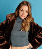 Manteau court à capuche en fourrure vegan chocolat, Tabatha - Made in France 🇫🇷 - Éthique et écoresponsable