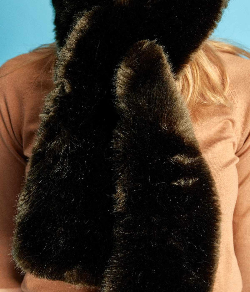 Écharpe vegane à capuche Suzon en fourrure vegan vert bronze zoom arrière - Made in France - Fabriqué à la main