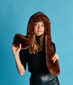 Écharpe à capuche Suzon marron, accessoire vegan élégant et responsable, idéal pour garder la tête et le cou bien au chaud.