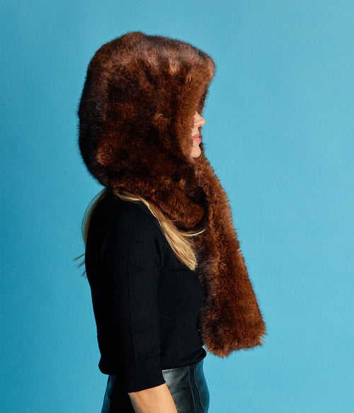 Écharpe capuche Suzon en fausse fourrure cruelty-free, accessoire de luxe éthique et durable pour vos looks d’hiver.
