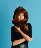 Écharpe capuche Suzon marron en fourrure vegan éthique, cocooning et raffinée pour affronter l’hiver avec style.