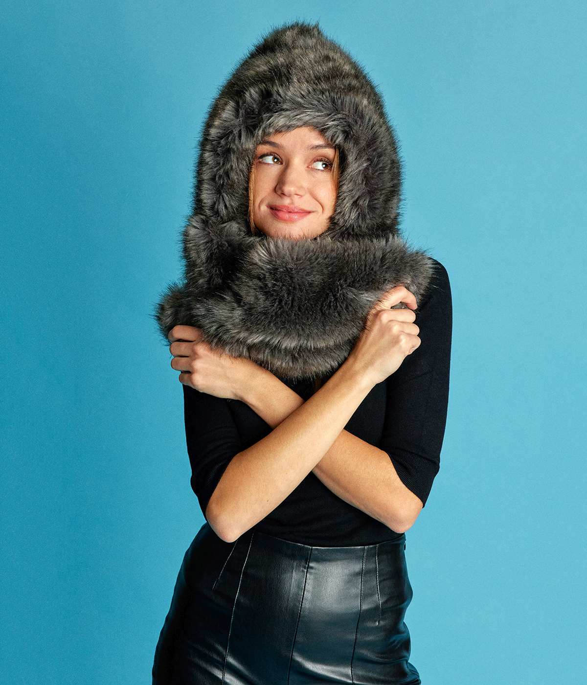 Écharpe à capuche Suzon en fourrure vegan gris intense - Made in France - Ethique et écoresponsable