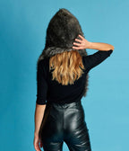 Écharpe vegane à capuche Suzon en fausse fourrure gris intense - Made in France - Ethique et écoresponsable