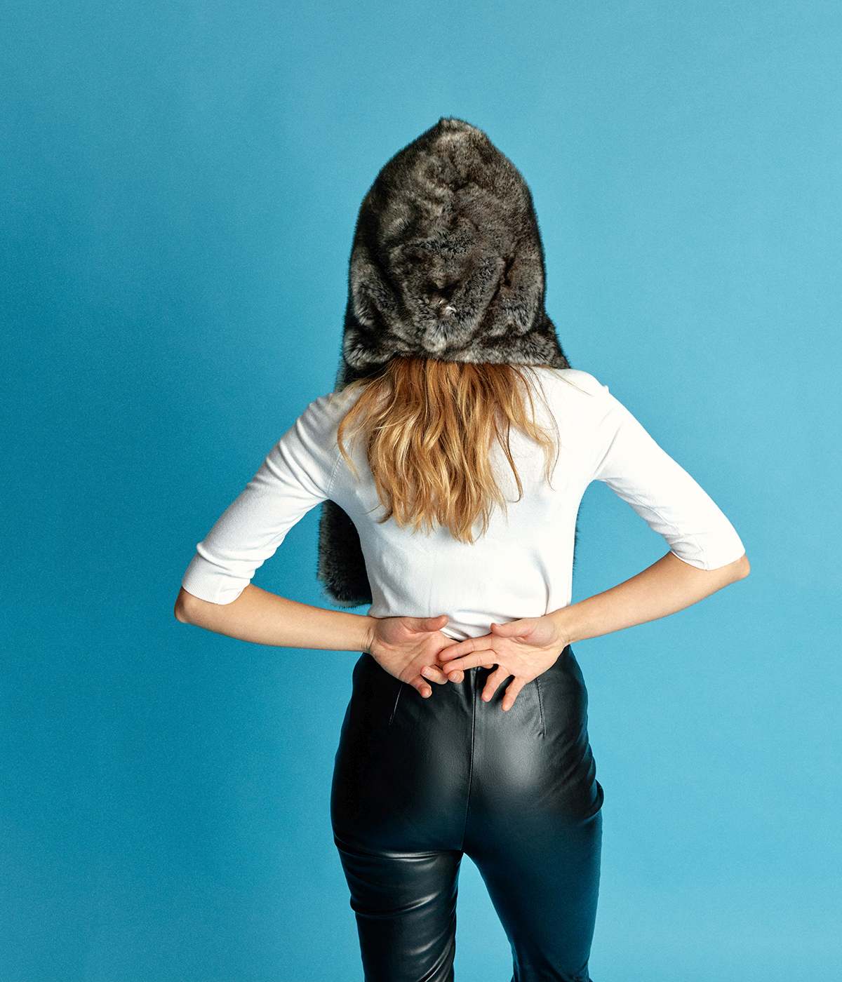 Écharpe à capuche Suzon en fourrure vegan gris polaire vue arrière - Fabriqué dans un atelier à Paris