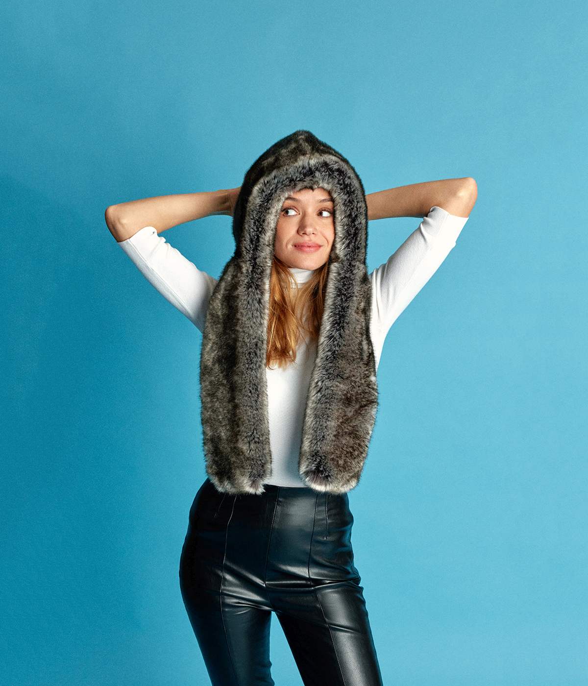 Écharpe à capuche Suzon en fourrure vegan gris polaire - Made in Paris - Ethique et écoresponsable