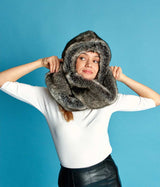 Écharpe à capuche Suzon en fourrure vegan gris polaire - Made in France - Fabriqué à la main