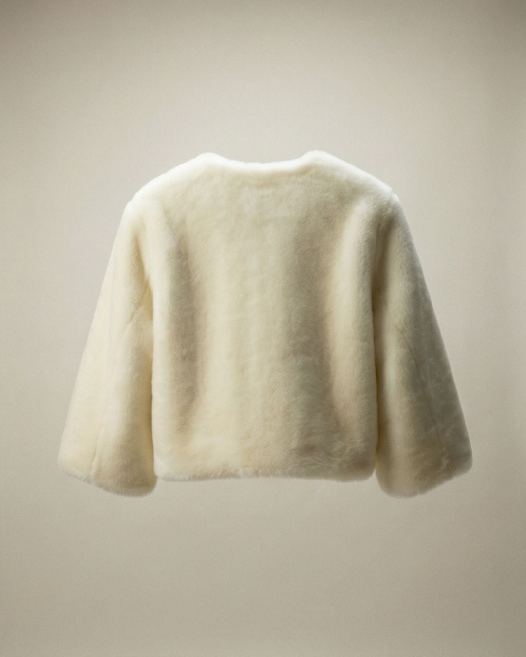 Veste courte Sophie blanche en fourrure vegan, vue trois-quarts, volume structuré et matière raffinée