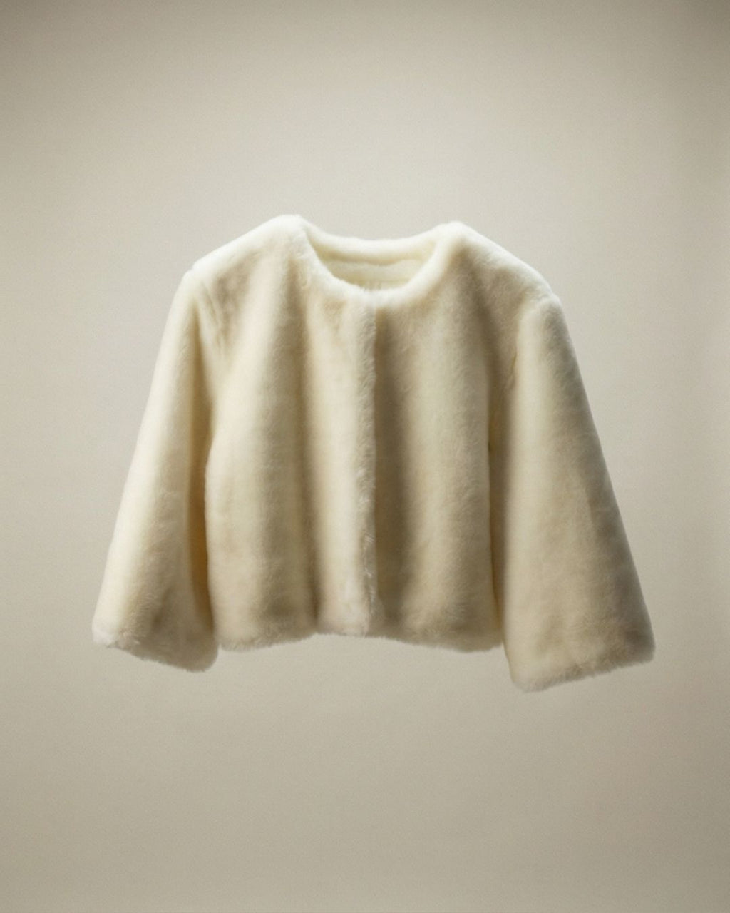 Veste courte Sophie blanche en fourrure vegan, vue de face, texture douce et finitions soignées