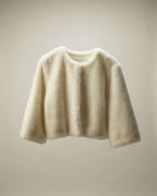 Veste courte Sophie blanche en fourrure vegan, vue de face, texture douce et finitions soignées