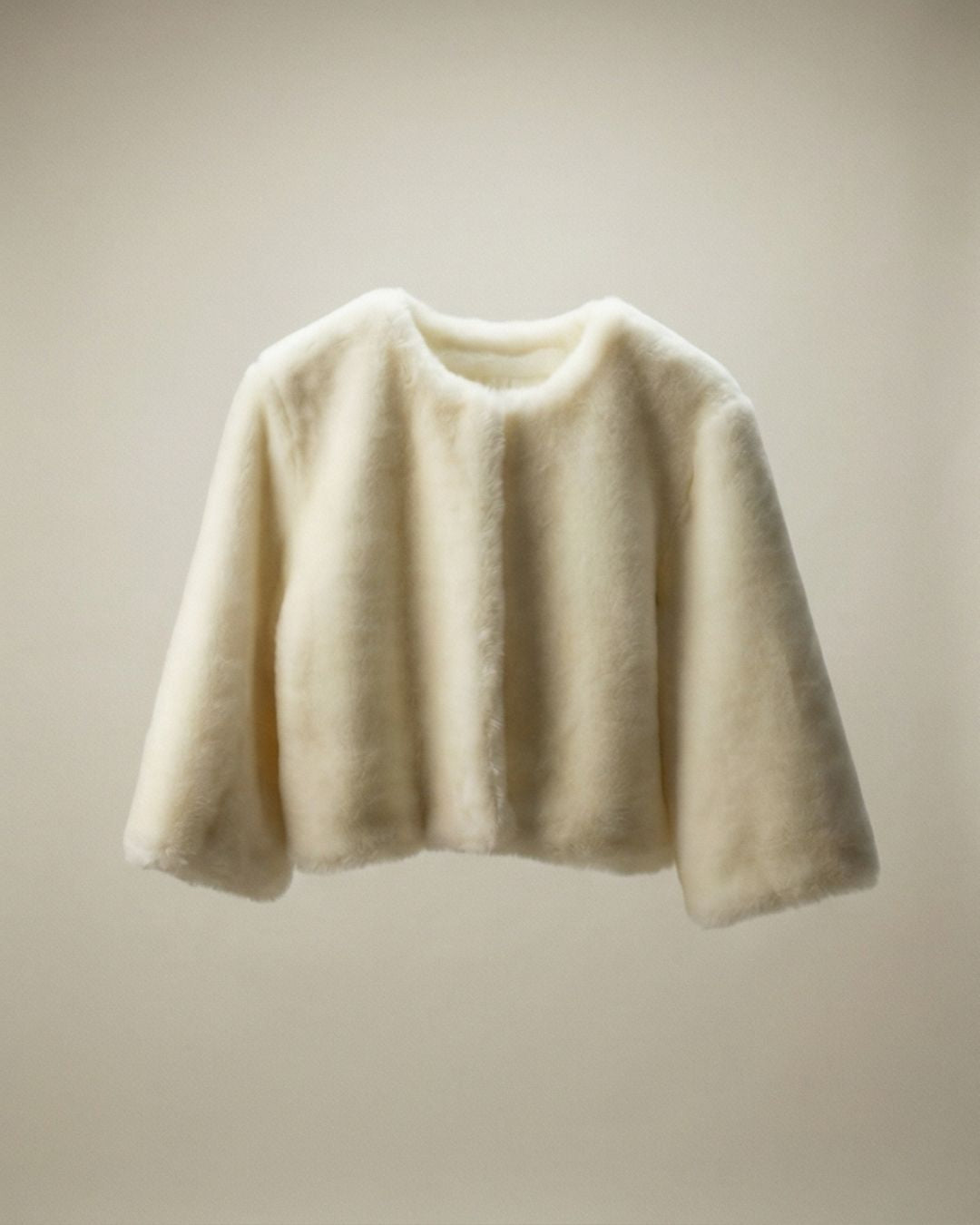 Veste courte Sophie blanche en fourrure vegan, vue de face, texture douce et finitions soignées