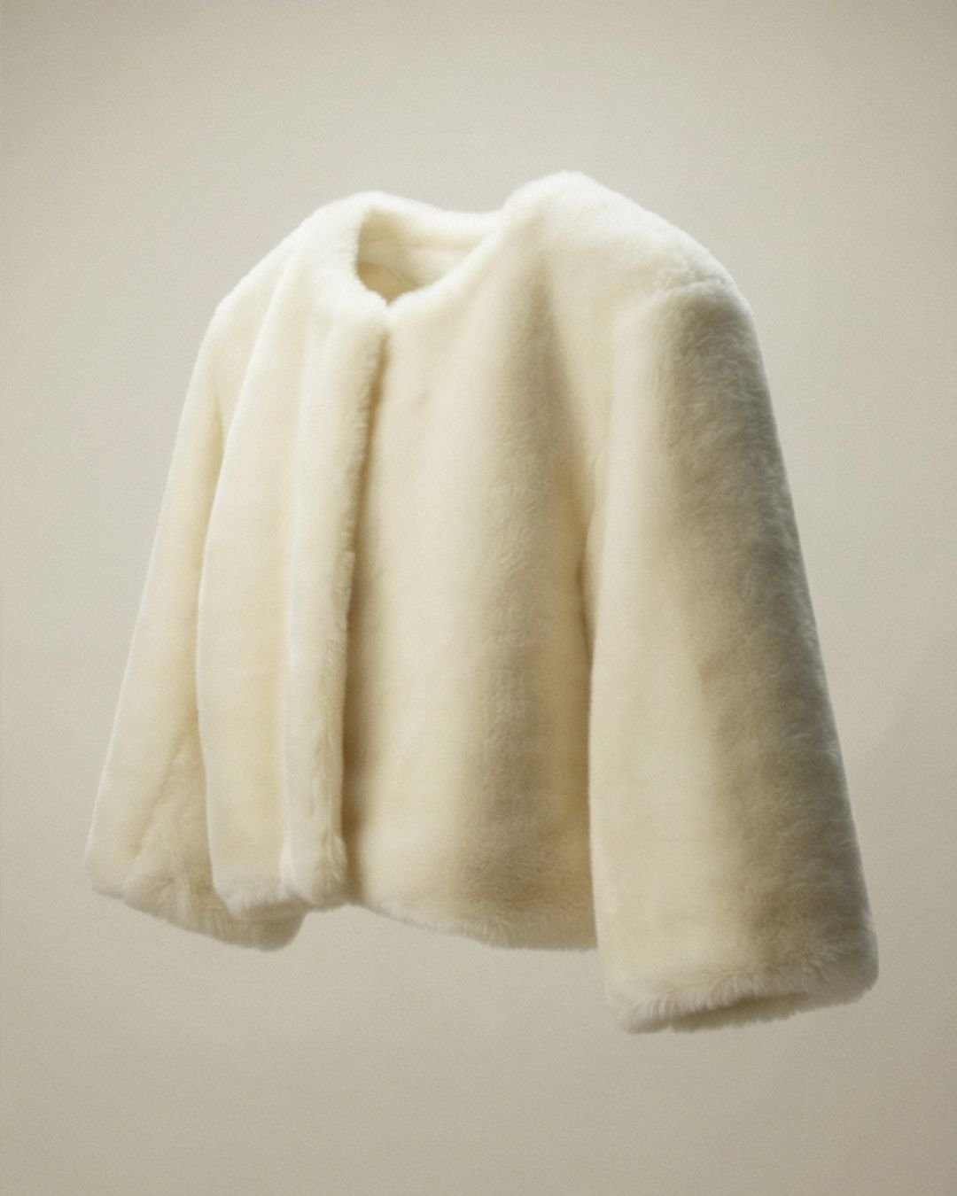 Veste courte Sophie blanche en fourrure vegan, vue de dos, coupe courte et tombé léger