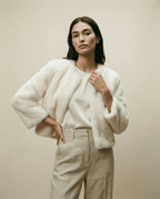 Veste courte Sophie blanche en fourrure vegan portée avec pantalon clair, allure parisienne contemporaine