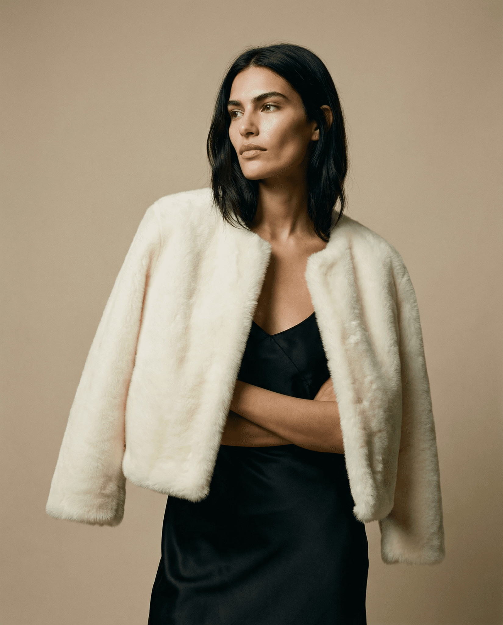 Veste courte Sophie blanche en fourrure vegan portée sur tenue sombre, contraste élégant et moderne