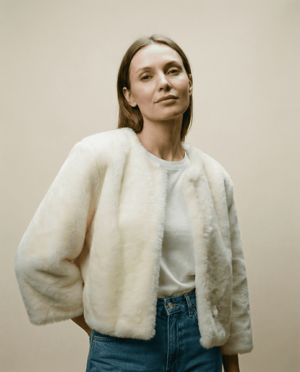 Veste courte Sophie blanche en fourrure vegan portée, silhouette élégante et coupe fluide