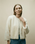Veste courte Sophie blanche en fourrure vegan portée ouverte, style chic et minimaliste